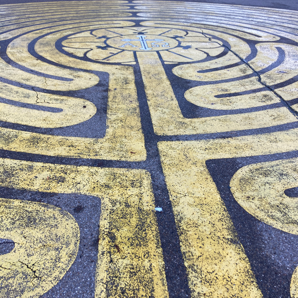 Das Labyrinth von Chartres vor der Heilig-Kreuz-Kirche in Neusitz