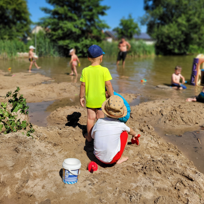 Spielspaß am Sandstrand des Lauterbacher Weihers