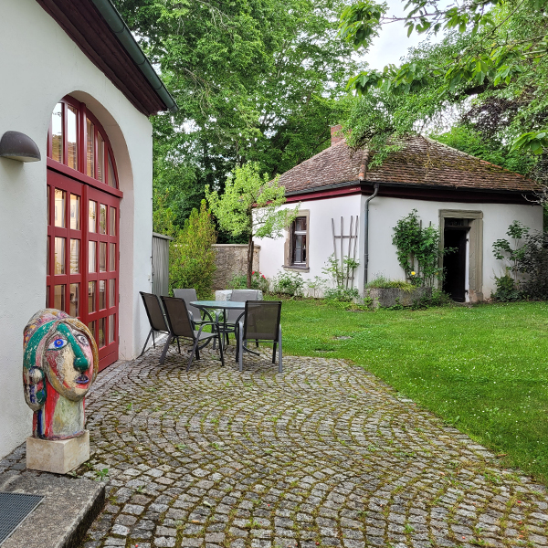 Idyllisch im Nebengebäude des ehemaligen Amtsgerichts liegt das Museum der Jenischen Sprache