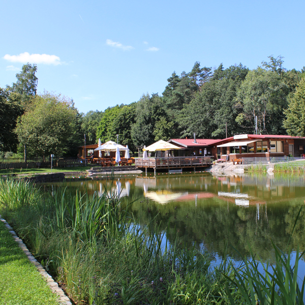 Naturbadeweiher Nordenberg: Blick auf Spielplatz und Gastronomie