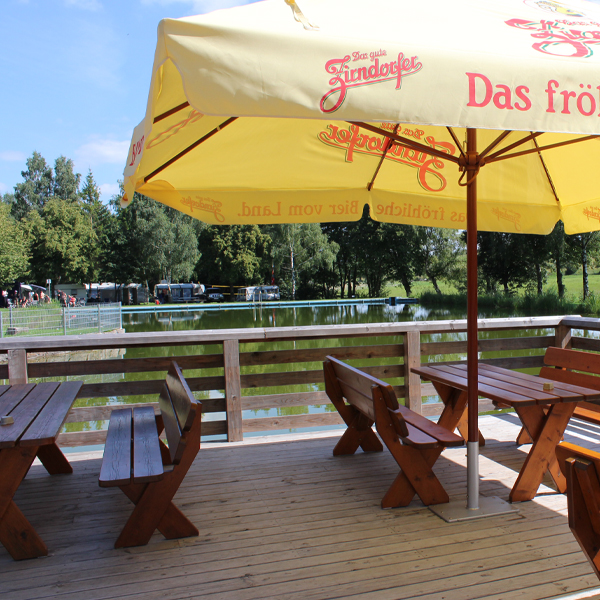 Naturbadeweiher Nordenberg: Terrasse mit Blick auf den Weiher