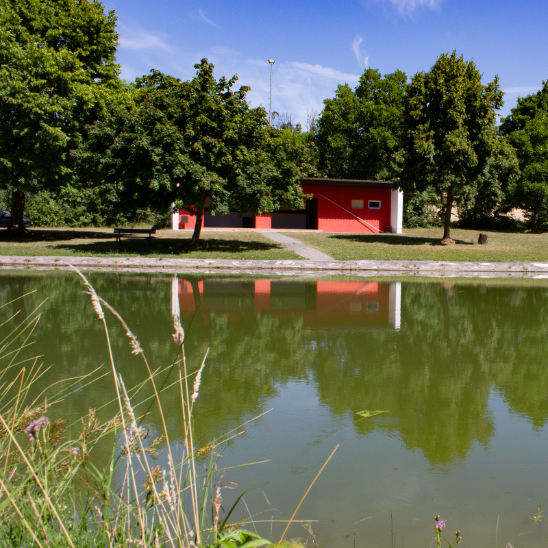 Blick auf die Umkleidekabinen am Naturfreibad Mosbach