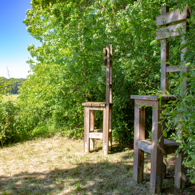 Stühle XXL auf dem Naturlehrpfad Ohrenbach