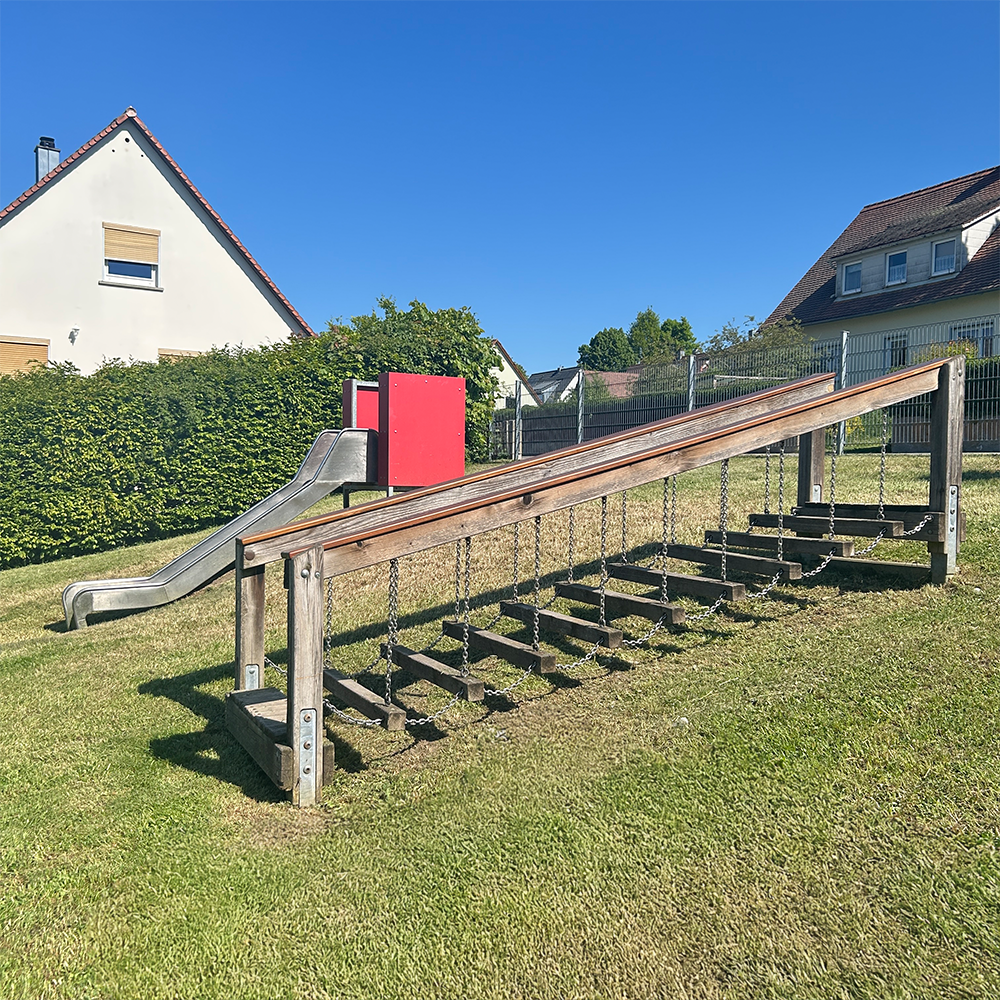 Übersicht über zwei Spielgeräte auf dem Spielplatz Posenerstraße in Feuchtwangen