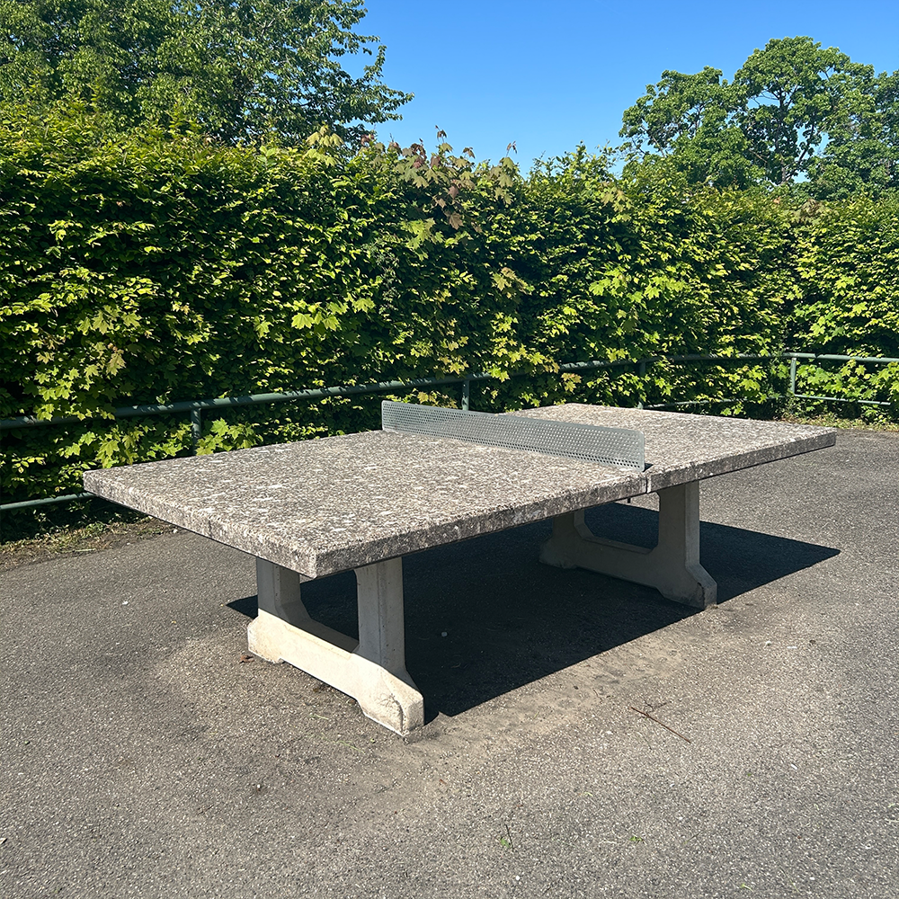 Tischtennisplatte auf dem Spielplatz Posenerstraße in Feuchtwangen