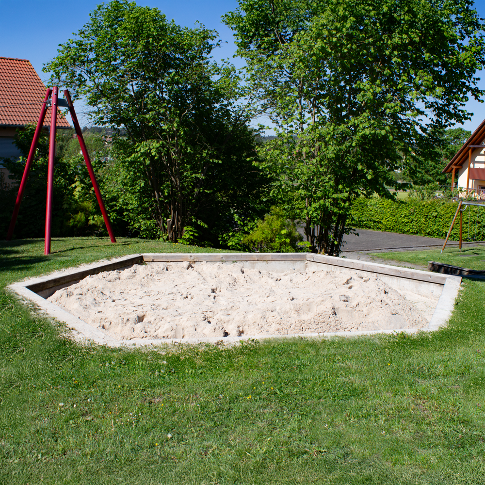 Sandkasten auf dem Spielplatz Posenerstraße in Feuchtwangen