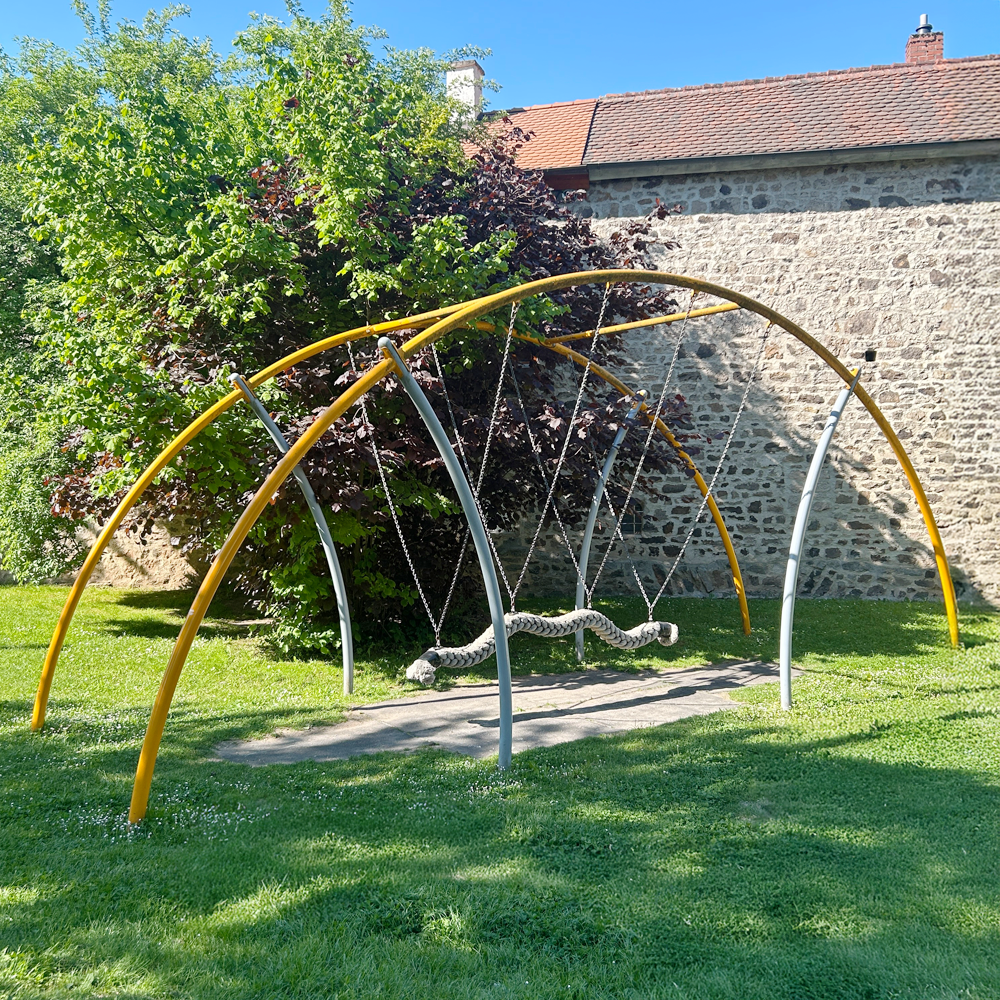 Schaukel am Spielplatz Ringstraße Ost in Feuchtwangen