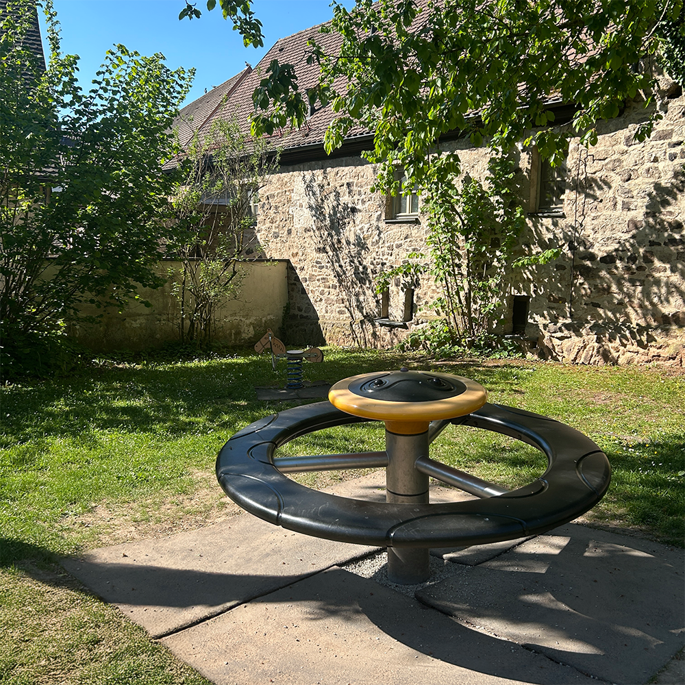 Karussell auf dem Spielplatz Ringstraße Ost in Feuchtwangen