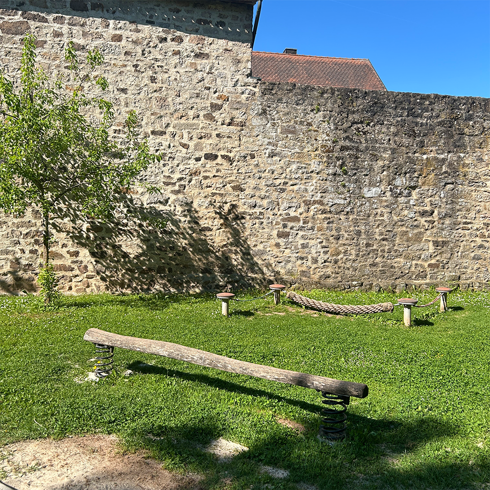 Balancierbalken auf dem Spielplatz Ringstraße Ost in Feuchtwangen