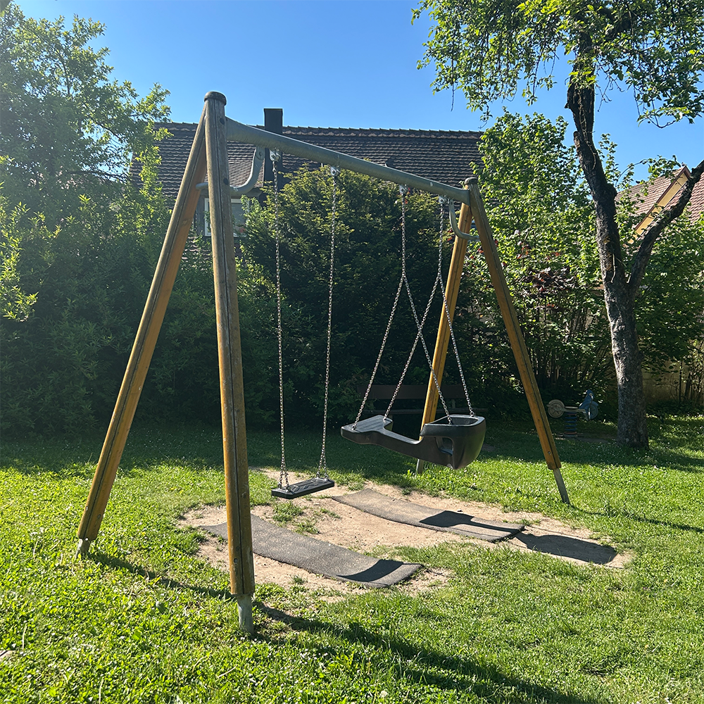 Schaukel auf dem Spielplatz Ringstraße Ost in Feuchtwangen