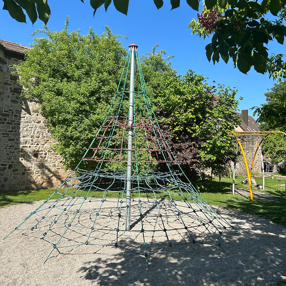 Kletterpyramide auf dem Spielplatz Ringstraße Ost in Feuchtwangen