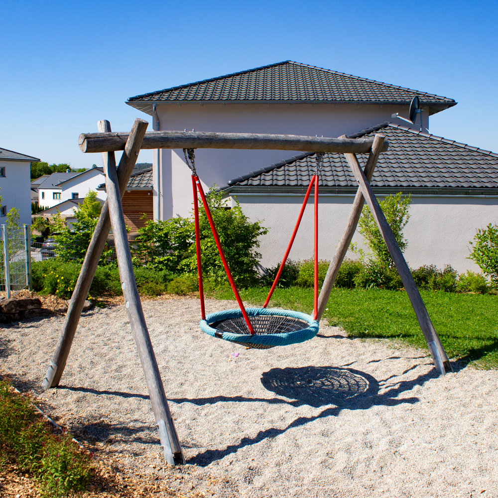 Nestschaukel auf dem Spielplatz Roeschenhof in Feuchtwangen