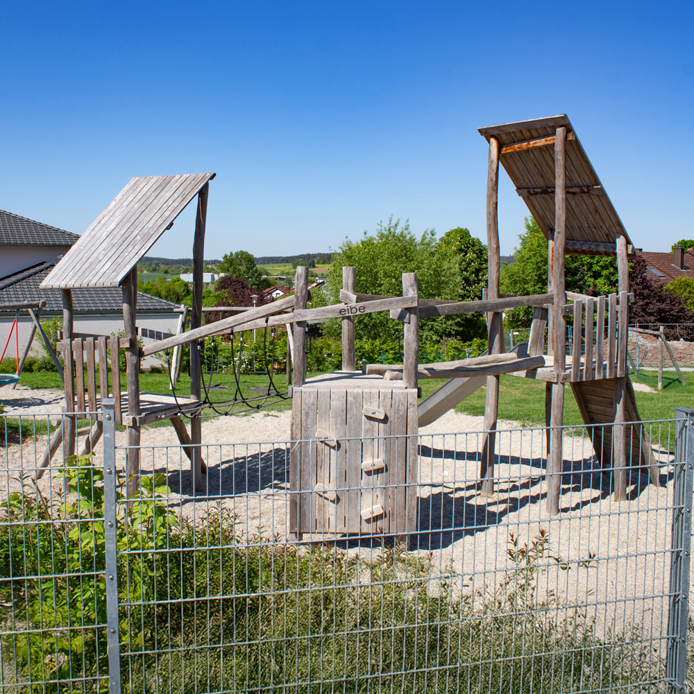 Kletterturm am Spielplatz Röschenweg in Feuchtwangen
