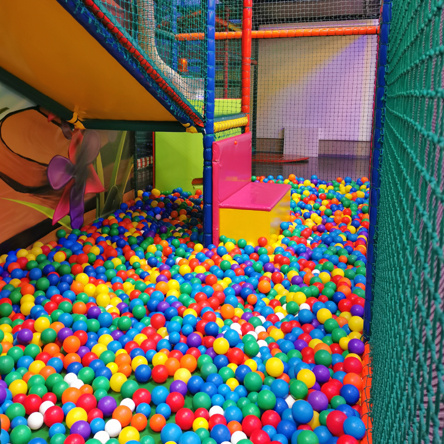 Bällebad im Indoorspielplatz Zauberland Wörnitz