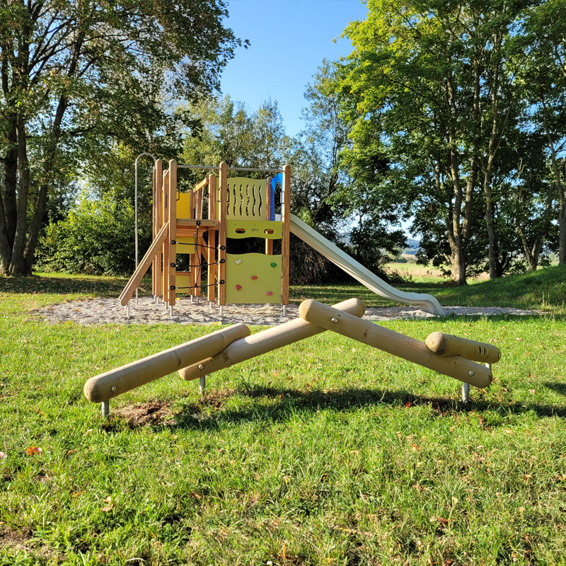 Spielplatz am Kindergarten Diebach, Ortsteil Oestheim: Balancierbalken