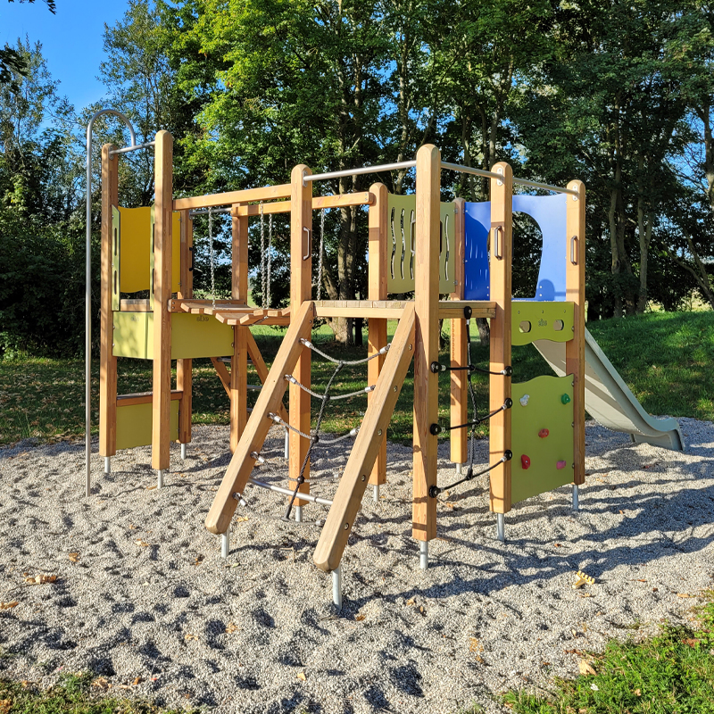 Spielplatz am Kindergarten Diebach, Ortsteil Oestheim: Kletterturm mit Rutsche