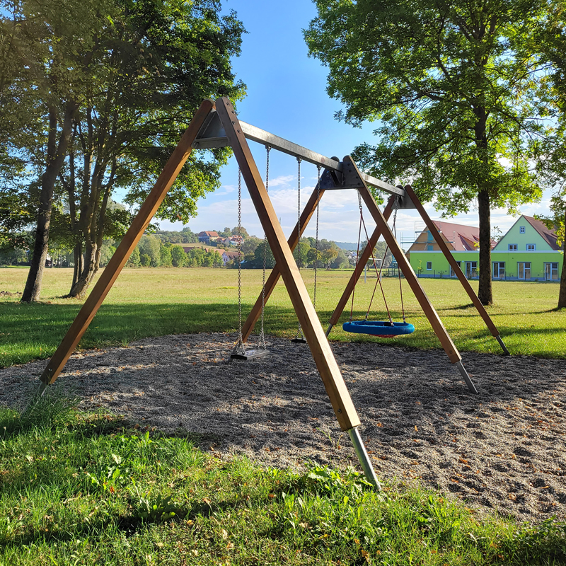 Spielplatz am Kindergarten Diebach, Ortsteil Oestheim: Schaukelanlage