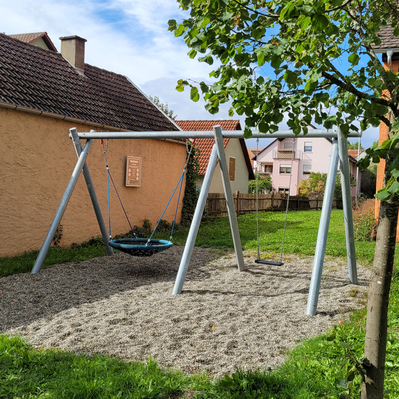 Spielplatz Am Kirchbuck, Schnelldorf Ortsteil Wildenholz: Schaukelanlage