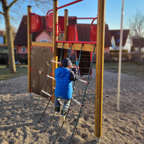 Spielplatz Chamberetalle Kletternetz am Rutschturm