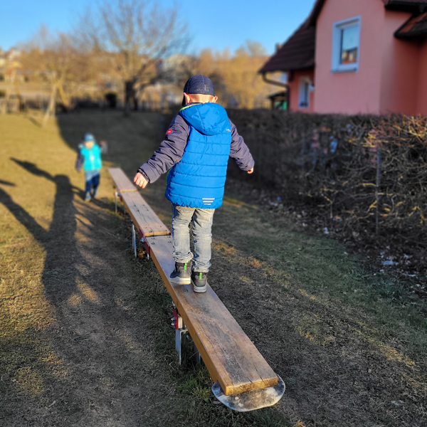 Balancierbalken auf dem Spielplatz in der Chamberetallee