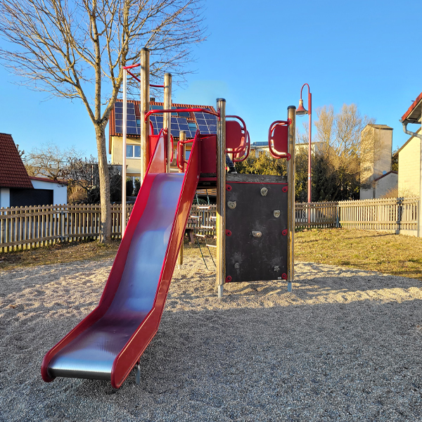 Kletterturm mit Rutsche Spielplatz Chamberetallee