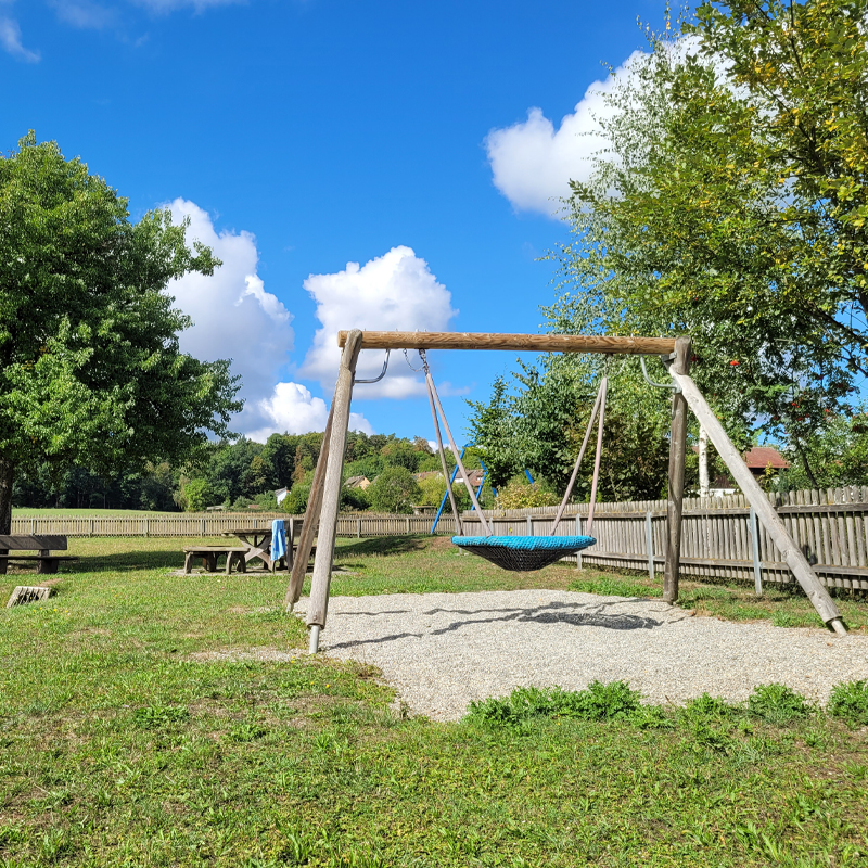 Spielplatz Dr.-Ernst-Weber-Straße, Schnelldorf Ortsteil Haundorf: Nestschaukel