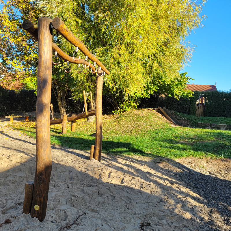 Spielplatz Erlenweg, Gebsattel: Kletterbogen mit Ringen