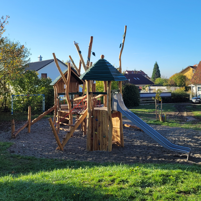 Spielplatz Erlenweg, Gebsattel: Der große Kletterturm mit Rutsche