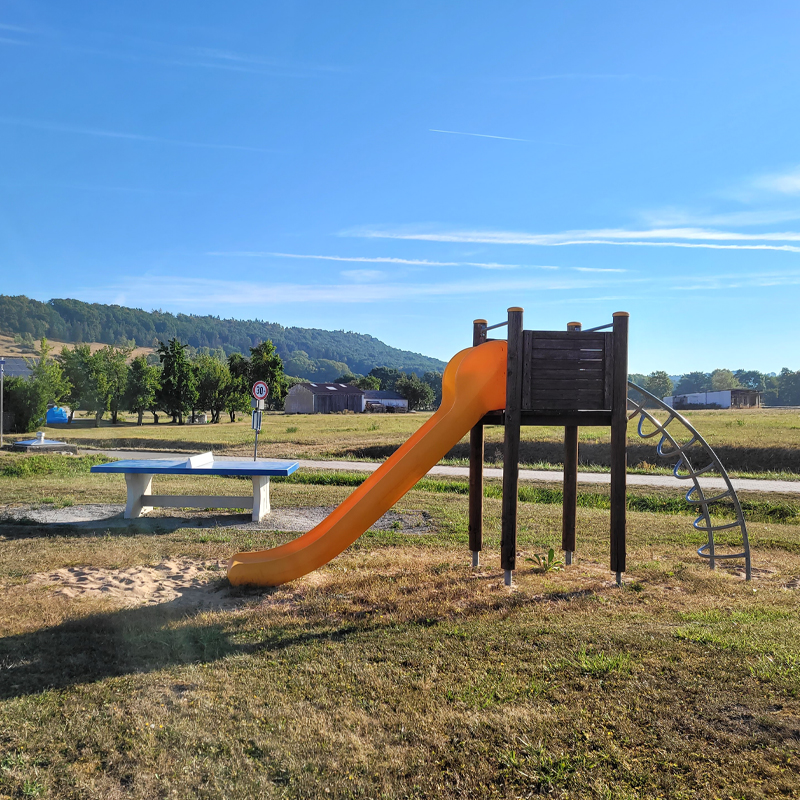 Spielplatz Gartenfeldweg Bellershausen: Blick auf den Rutschturm und die Tischtennisplatte