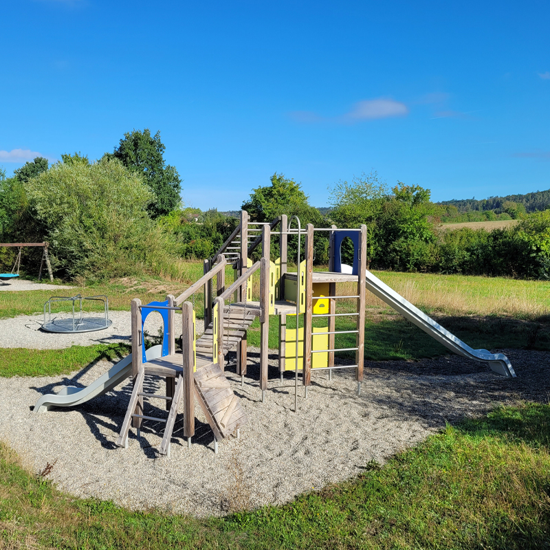 Spielplatz Kahbachweg, Schnelldorf: Der Kletterturm mit zwei Rutschen