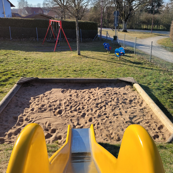 Spielplatz Kaiserlindenweg Schillingsfürst Blick von der Rutsche auf den Sandkasten