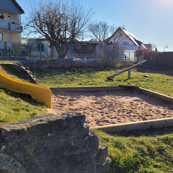 Spielplatz Kaiserlindenweg Schillingsfürst Rutsche mit Sandkasten