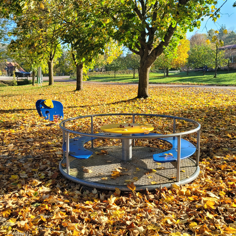 Spielplatz Kirnberg, Gebsattel: Karussell und Wipptier