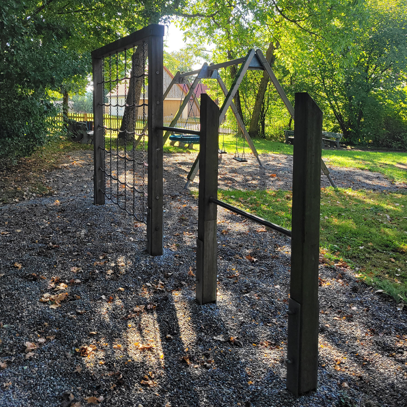 Spielplatz Pfarrgasse, Schnelldorf, Ortsteil Oberampfrach: Reck und Kletternetz