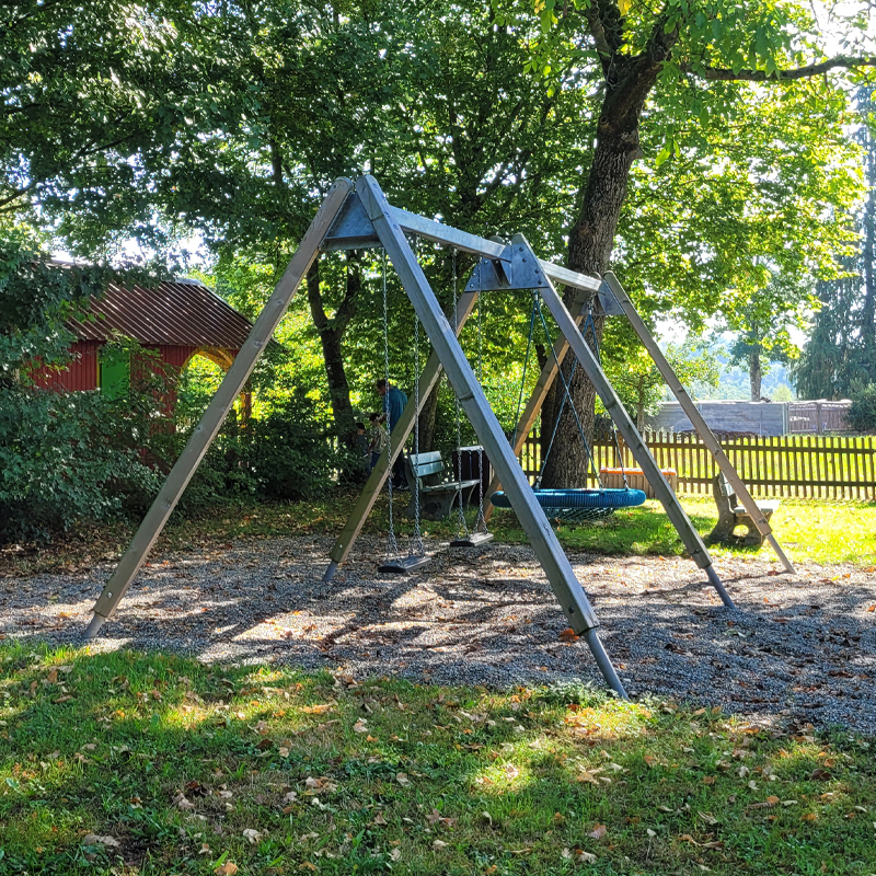 Spielplatz Pfarrgasse, Schnelldorf Ortsteil Oberampfrach: Schaukel