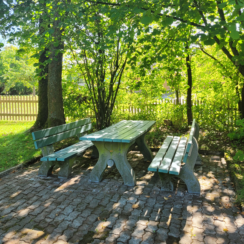 Spielplatz Pfarrgasse, Schnelldorf, Ortsteil Oberampfrach: Sitzgelegenheit im Schatten