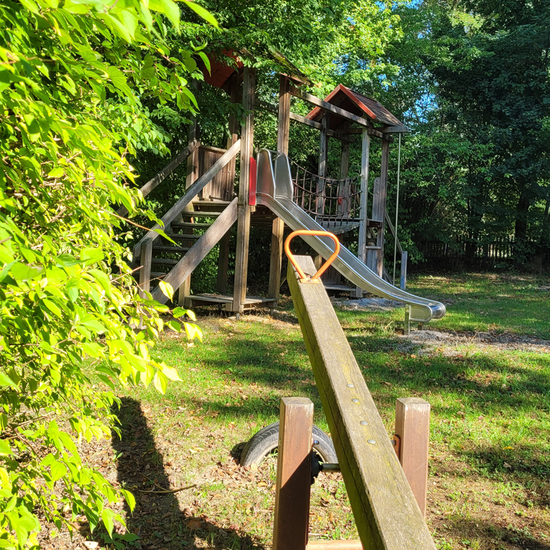 Spielplatz Pfarrgasse Oberampfrach: Blick auf Wippe und Kletterturm