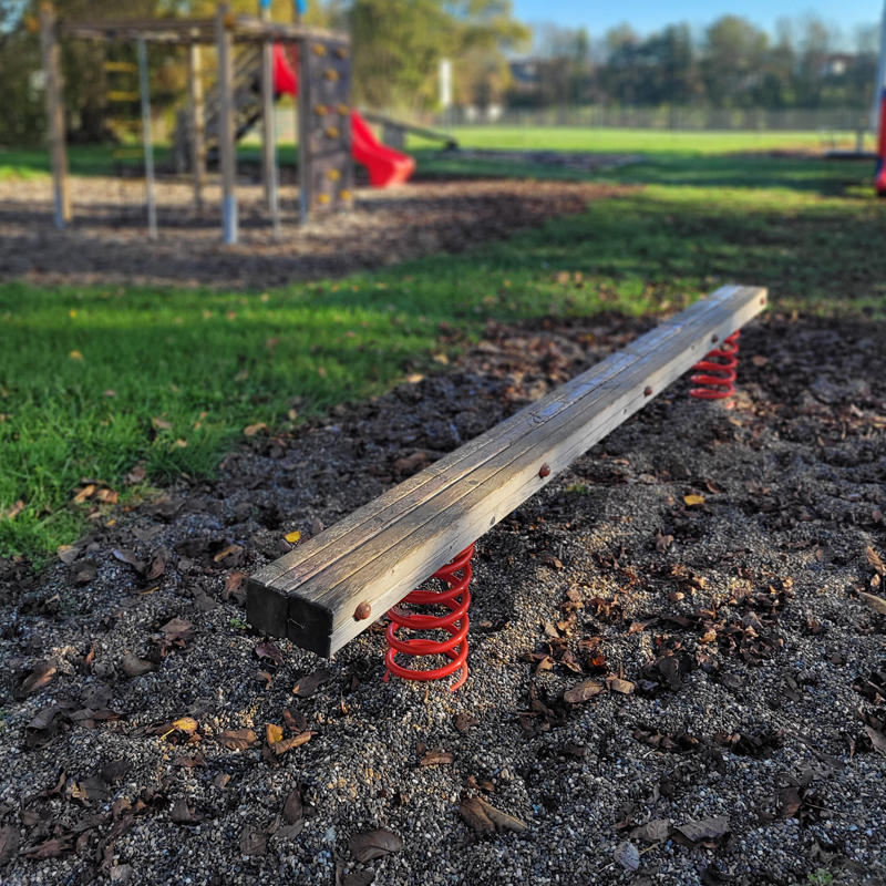 Spielplatz Rothenburger Straße, Gebsattel: Balancieren auf dem Wackelbalken