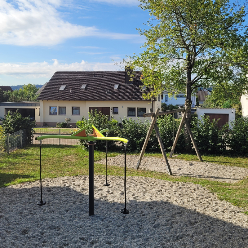 Spielplatz Schillingsfürster Straße, Schnelldorf: Schaukelanlage & Rundlauf mit Pendelsitzen