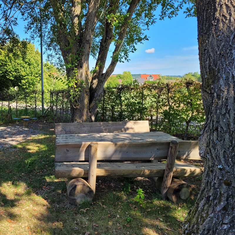 Spielplatz Schützenhaus, Schnelldorf Ortsteil Steinbach: Sitzgelgenheit
