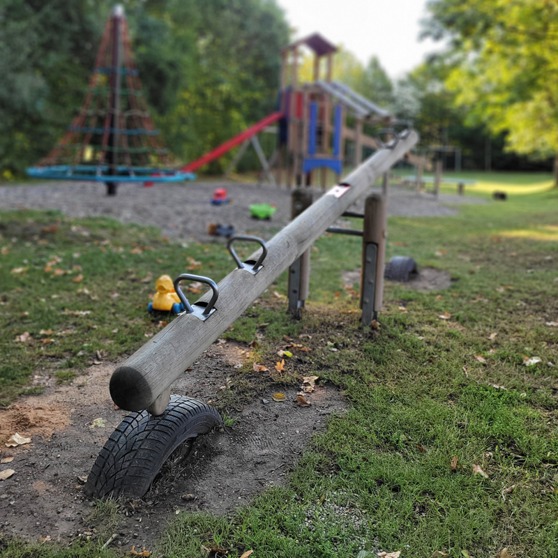 Spielplatz Seegasse Insingen: Vier Personen haben Platz auf der Holzwippe