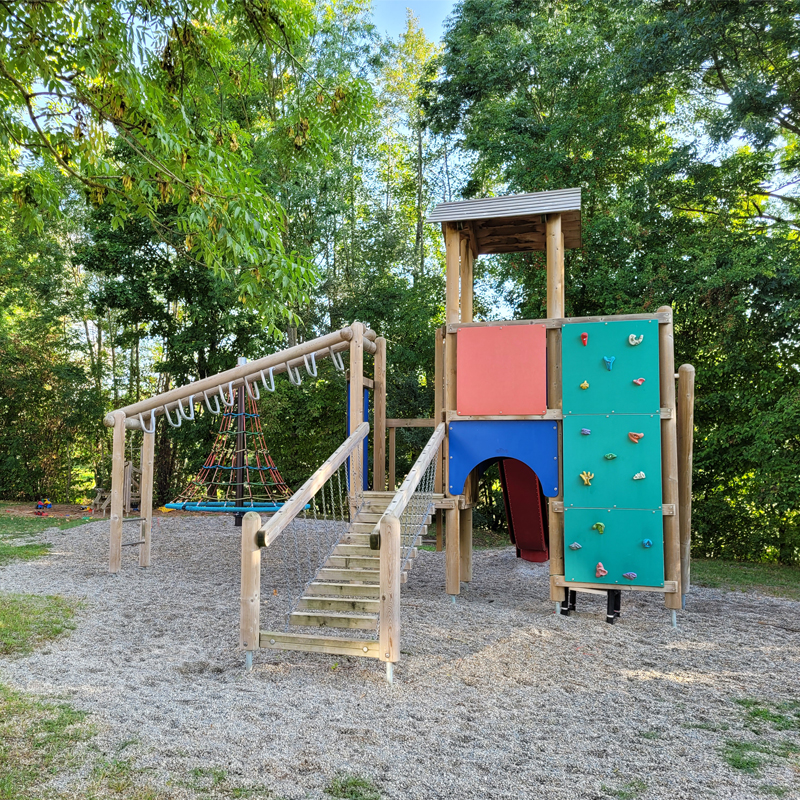 Spielplatz Seegasse Insingen: Der große Kletterturm lässt Kinderherzen höher schlagen!