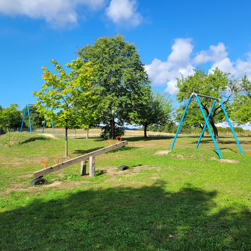 Spielplatz Sommerkellerstraße, Schnelldorf Ortsteil Unterampfrach: Schnelldorf: Blick auf Seilbahn und Wippe