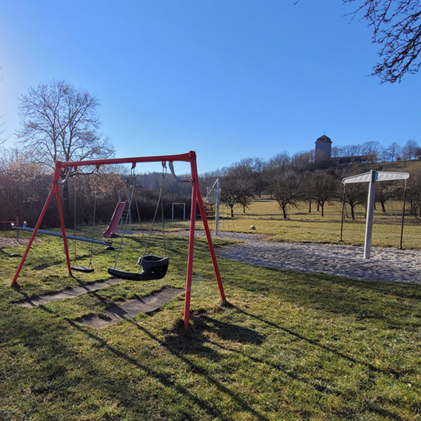 Der Spielplatz im Ortsteil Stilzendorf mit Blick auf das Brunnenhausmuseum