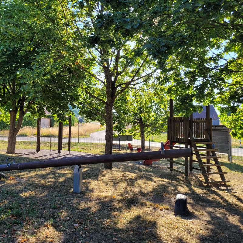 Spielplatz Wolfsgraben Diebach: Blick auf Wippe und Rutsche