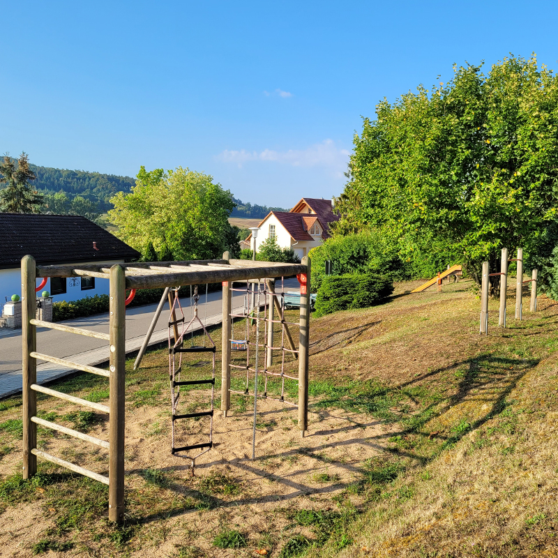 Spielplatz Zum Kohlberg Insingen: Kletterturm am Hang