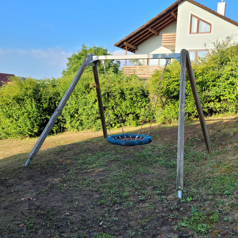 Spielplatz Zum Kohlberg Insingen: Nestschaukel für die Kleinsten