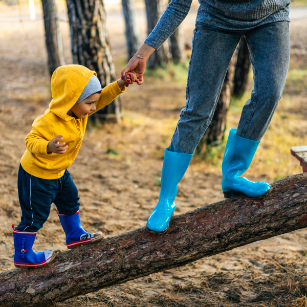 Kind und Mutter beim Klettern