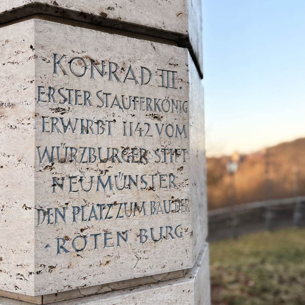 Inschrift auf der Stauferstele im Burggarten in Rothenburg ob der Tauber