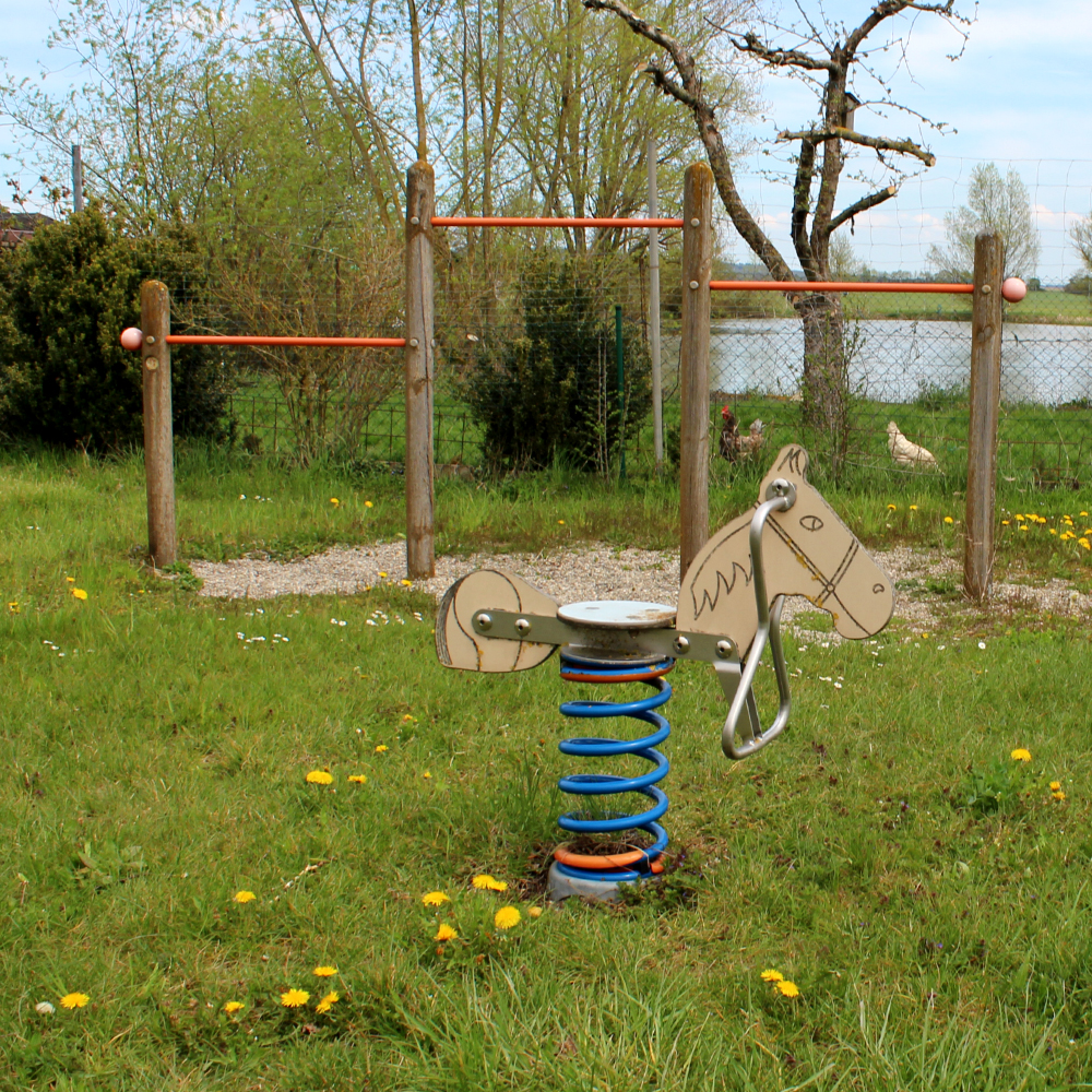 Federwippe und Reck auf dem Spielplatz Stettberg